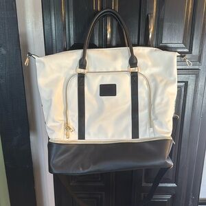 AK Ava Kensington duffle bag. Never used.